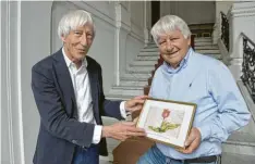  ?? Foto: D. Schätzle ?? Carl Herwarth von Bittenfeld (links) und Alexander von Herwarth zeigen eine Abbil‰ dung der Tulpe, die ein Ahne nach Augsburg gebracht haben soll.