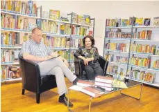  ?? FOTO: SILVIA MÜLLER ?? Ralf Sorg und Gisela Woitas lasen „Gute-Nacht-Geschichte­n für Erwachsene“.