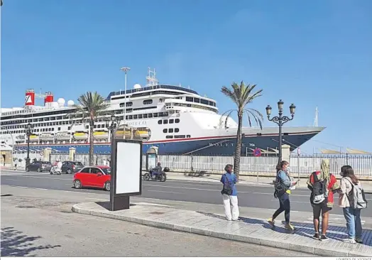  ?? LOURDES DE VICENTE ?? Un crucero atracado en el Muelle Ciudad del puerto de Cádiz.