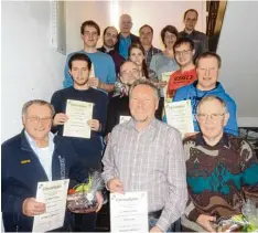  ?? Foto: Herbert Dettweiler ?? Geehrte, Dirigenten und Vorsitzend­e von links unten nach rechts oben: Horst Handel, Walter Fuchs, Gerhard Schachner; Florian Angerer, Horst Münderlein, Erwin Schröp pel; Markus Miller, Carina Kutscher, Max Reichert; Jörg Schachner, Franz Schmutte rer,...