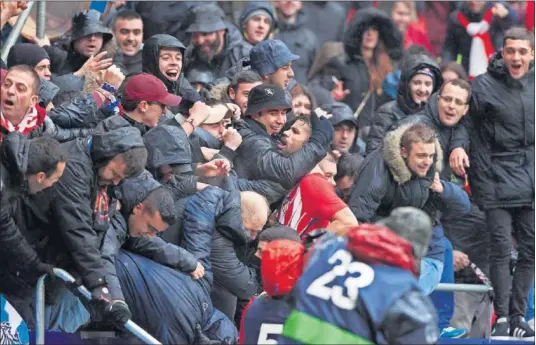  ??  ?? ÍDOLO. Diego Costa celebra con la afición del Atlético su gol ante el Getafe. Esto le costó la expulsión.