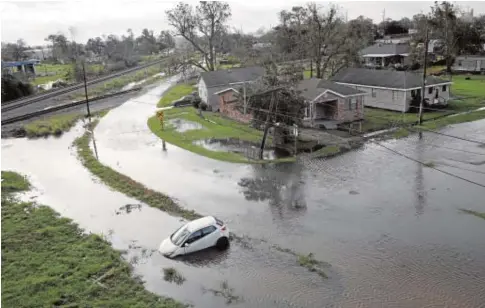  ?? // REUTERS ?? Las calles inundadas en Kenner, tras el paso del huracán Ida, que tocó tierra en Luisiana