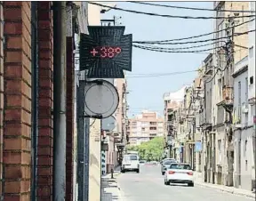  ?? ANNA FERRÀS/ACN ?? El termómetro de una farmacia de Tortosa, ayer a mediodía