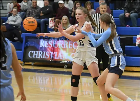  ?? NATHAN WRIGHT — LOVELAND REPORTER-HERALD ?? Resurrecti­on Christian’s Milana Rowe passes to a teammate during the Cougars’ game against Platte Valley on Tuesday at RCHS.