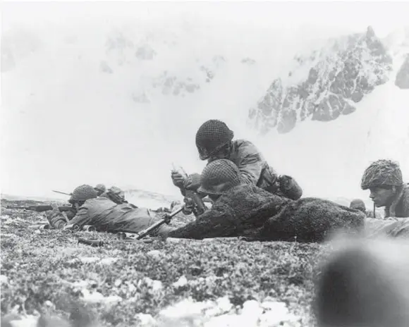  ?? LIBRARY O F CONGRESS ?? United States mortar crew and infantryma­n in action on a Chicagof Harbor ridge during the Battle of Attu in the Aleutian Islands, Alaska, in July 1943. Just two months prior, Taos-born Army Pvt. Joe Martinez was killed in action after leading a charge to push back the Japanese from this enemy stronghold.