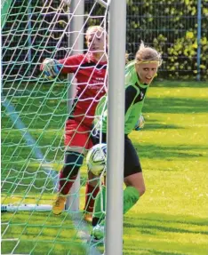  ?? Foto: Simone Kuchenbaur ?? Im ersten Punktspiel hatten die Frauen von Grün Weiß Baiershofe­n gegen Glött das nachsehen. Sowohl Torhüterin Tamara Schuster als auch Spielertra­inerin Sandra Ei senkolb konnten dieses Tor nicht mehr verhindern.