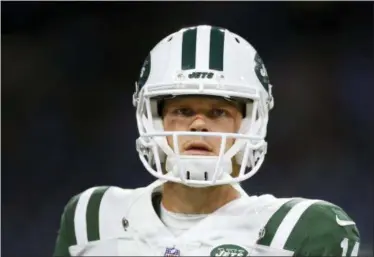  ?? PAUL SANCYA — THE ASSOCIATED PRESS ?? New York Jets quarterbac­k Sam Darnold plays during an NFL football game against the Detroit Lions in Detroit, earlier this season.