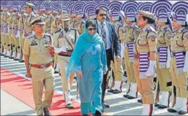  ?? WASEEM ANDRABI /HT ?? Jammu and Kashmir chief minister Mehbooba Mufti inspecting the guard of honour at the civil secretaria­t in Srinagar on Monday.