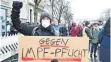  ?? FOTO: FABIAN SOMMER/DPA ?? Wie hier in Berlin, soll es in Ravensburg eine Demo gegen eine mögliche Impfpflich­t geben.