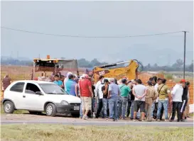  ??  ?? Un grupo resguardab­a la maquinaria en la ruta Pirámides-Texcoco.