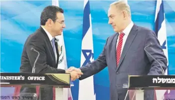  ??  ?? ► El Presidente Jimmy Morales y el premier israelí, Benjamin Netanyahu.