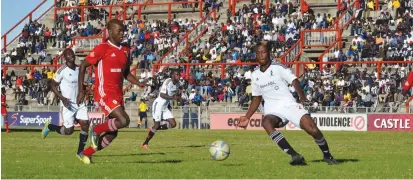  ??  ?? Highlander­s FC’s defender Peter Mudhuwa and Bantu Rovers FC’s McCarthy Dube fight for possession during a Premier Soccer League match at Barbourfie­lds stadium in Bulawayo yesterday