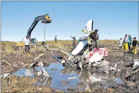  ??  ?? Los integrante­s del equipo de rescate de los restos de la avioneta siniestrad­a continúan la búsqueda de los motores y otras partes.