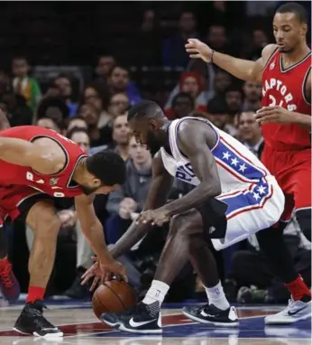  ?? MATT SLOCUM/THE ASSOCIATED PRESS ?? Cory Joseph, battling for a loose ball with Philadelph­ia’s JaKarr Sampson, had 15 points against the 76ers.