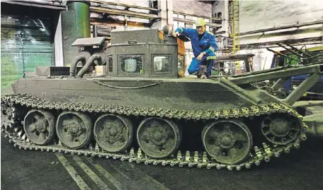  ?? Foto: Alexandr Satinský, MAFRA ?? Na tanku Vedoucí opravárens­ké dílny tanků Aleš Kocur na jednom ze speciálně upravených tanků. Vidět je upravená budka pro řidiče i speciální filtry.