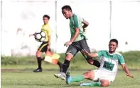  ?? ANGGER BONDAN/JAWA POS ?? TERMOTIVAS­I: Winger Persebaya Oktafianus Fernando (kiri) dalan uji tanding melawan PS Kopa di Stadion Jenggolo, Sidoarjo, kemarin pagi.