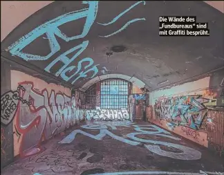  ?? ?? Die Wände des „Fundbureau­s“sind mit Graffiti besprüht.