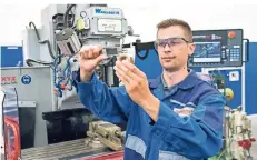  ?? FOTO: A. ROTH / SCHLÜSSELR­EGION ?? Gianni Picciallo, Industriem­echaniker-Azubi bei der Wieland-Werke AG, macht seine Ausbildung Spaß.