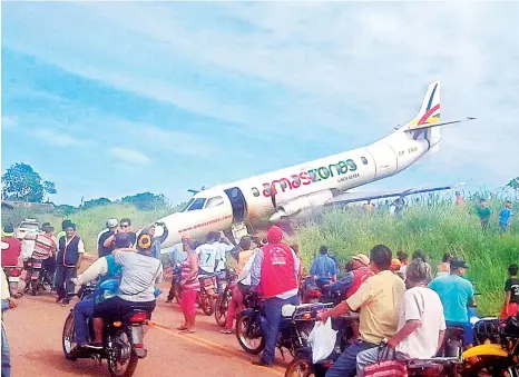  ?? LOS TIEMPOS ?? Así quedó la aeronave de Amaszonas en cercanías de la avenida Emigrantes Japonés en Riberalta, ayer.