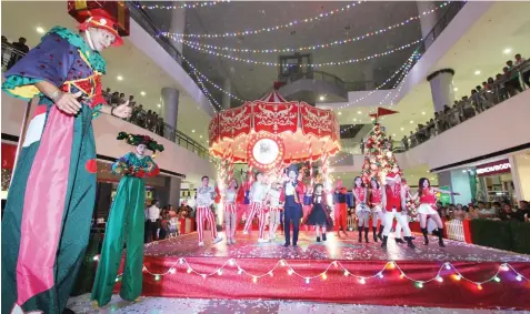  ??  ?? Clowns and acrobats entertain shoppers at a mall in Consolacio­n, Cebu. JOY TORREJOS