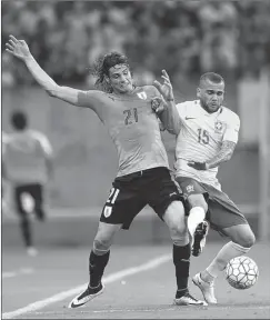  ?? ANDRE PENNER/AP PHOTO ?? KRITIK BRASIL: Daniel Alves (kanan) berebut bola dengan bomber Uruguay Edinson Cavani.