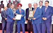  ??  ?? Prime Minister Ranil Wickramasi­nghe and the Indian High Commission­er His Excellency Taranjit Singh Sandhu presenting the Award “Top Ten Most Admired Company in Sri Lanka” to the Bank’s Chairman, President’s Counsel Ronald C. Perera and the CEO/ General Manager Senarath Bandara.