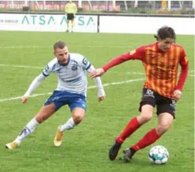  ?? FOTO KOEN FASSEUR ?? De fraaie goal van Nando Nöstlinger (rechts) leverde slechts één punt op.