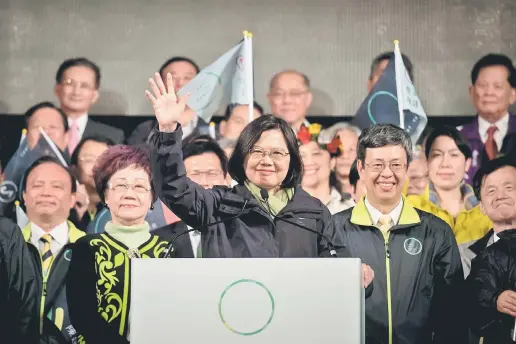  ?? — Gambar AFP ?? MENANG MUDAH: Tsai melambaika­n tangan ketika menyambut kemenangan dalam pilihan raya di Taipei, kelmarin bersama rakan-rakan lain dalam DPP.