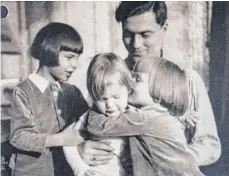  ?? REPRO: MICHAEL SCHEYER ?? Claus Schenk Graf von Stauffenbe­rg Ende der 30er-Jahre mit seinen Söhnen Berthold, Franz-Ludwig und Heimeran (von links).