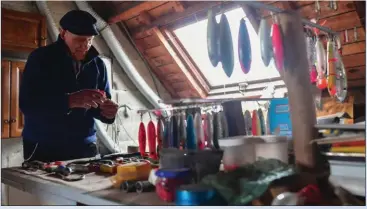  ??  ?? Avant de nous quitter, Ange a tenu à me faire découvrir ses deux ateliers situés dans les combles de sa maison. Je découvre alors un véritable « musée » de la pêche.