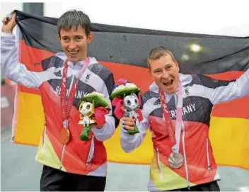  ?? FOTO: IMAGO IMAGES ?? Die deutschen Dreirad-Fahrerinne­n Jana Majunke (links) und Angelika Dreock-Käser bejubeln ausgelasse­n ihren Doppelsieg beim paralympis­chen Straßenren­nen.