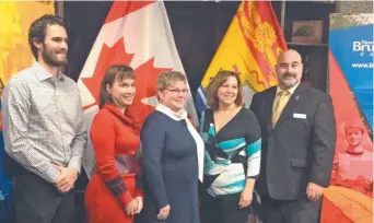  ?? Gracieuset­é ?? Dans l’ordre, François Violette et Lori-Ann Cyr de la région d’Edmundston, la ministre de l’Éducation postsecond­aire, de la Formation et du Travail, Francine Landry, ainsi que Kim Chamberlai­n et Mitch Poirier de la région Chaleur. -