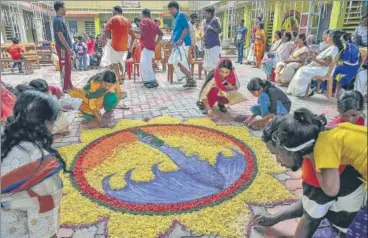  ?? PTI ?? Locals make a 'rangoli' during Onam celebratio­ns at a flood relief camp in Kochi on Saturday.