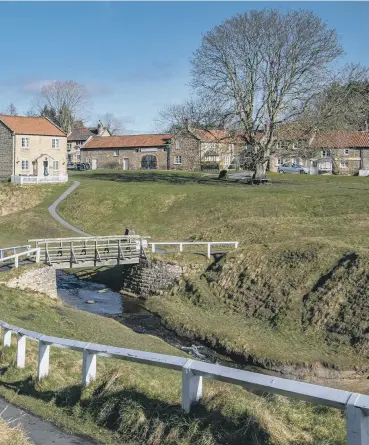  ?? ?? BECK AND CALL: Di, opposite, loves the moors around Hutton-le-Hole, left, and admired the late Hannah Hauxwell, inset.