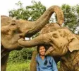  ?? Foto: Elephant Nature Park/dpa ?? Diese Frau will Urlaubern zeigen, wie Elefanten artgerecht behandelt werden.