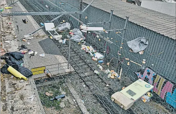  ?? CÉSAR RANGEL ?? Botellas y tres plafones de Parcs i Jardins, sobre la malla que protege una vía de servicio del metro de la línea 1