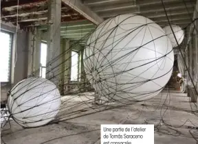  ??  ?? Une partie de l’atelier de Tomás Saraceno est consacrée à la conception de prototypes. Réalisée dans le cadre du projet Aerocene, cette structure expériment­ale est destinée à flotter dans l’espace, mue par l’énergie solaire.