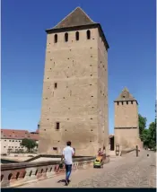  ??  ?? Les tours de garde des ponts couverts, traces de la ceinture de la ville au Moyen-Âge.
