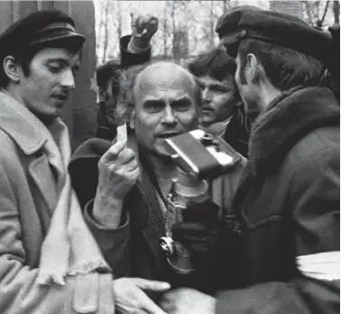  ??  ?? SOLIDARIDA­D Ryszard Kapuscinsk­i accediendo a un mitin de Lech Walesa –el líder del movimiento Solidarida­d– en Radom (Polonia) en 1981.