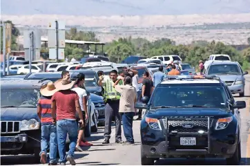  ??  ?? ProPietari­os recibieron la orden de no obstruir la circulació­n en carretera