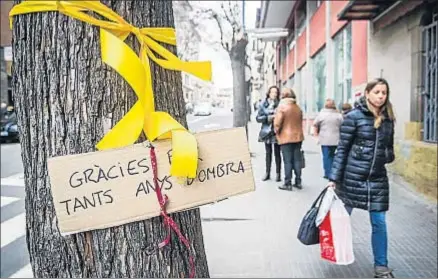  ?? LLIBERT TEIXIDÓ ?? Mensaje de agradecimi­ento a un viejo olmo de la Rambla del Hospital de Vic