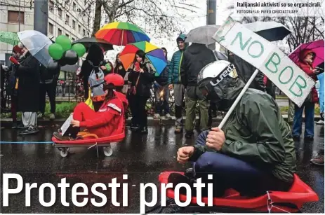  ?? FOTOGRAFIJ­I: PIERO CRUCIATTI/AFP ?? Italijansk­i aktivisti so se organizira­li.