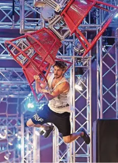  ?? FOTO: DPA ?? Die Teilnehmer der Show „Ninja Warrior Germany“, hier bei der Ausgabe von 2016, müssen teils halsbreche­rische Übungen absolviere­n.