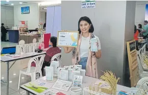  ?? PHOTOS BY WICHIT CHANTANUSO­RNSIRI ?? Netnapha Lertmalaim­aal, pharmacist and researcher for extracted rice converted into natural ceramide, presents her products and certificat­e.