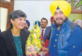  ?? SAMEER SEHGAL/HT ?? Australian high commission­er to India Harinder Sidhu being welcomed by Punjab local bodies minister Navjot Singh Sidhu before a press conference in Amritsar on Sunday.