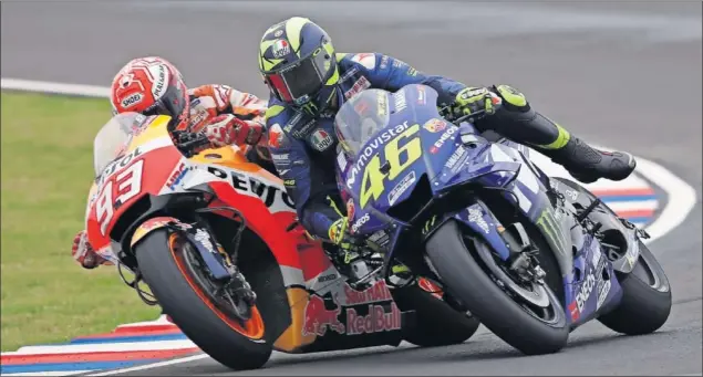  ??  ?? INCIDENTE. Momento en el que Márquez trata de adelantar a Rossi, le toca y le echa de la pista. Finalmente, el italiano pisó la hierba y se fue al suelo.