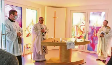  ?? FOTO: MAIK SCHUCK ?? Feierlich gesegnet hat Weihbischo­f Reinhard Hauke (Mitte) den Altar in der kleinen Kapelle im Haus Clara. Prägende Elemente sind die vier großen Fenster, die an die Elisabeths­chwestern erinnern.