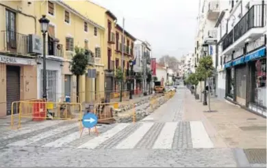  ?? JAVIER FLORES ?? Trabajos de reparación en la calle Virgen de la Paz de Ronda.