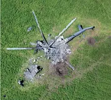  ?? (Getty Images) ?? A est di Kharkiv I resti di un elicottero russo abbattuto a Biskvitne