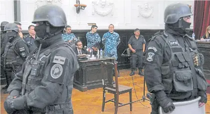  ?? LA NUEVA ?? Cabizbajo. Jonathan Luna (27), en el centro, no levantó la mirada del piso durante toda la audiencia.